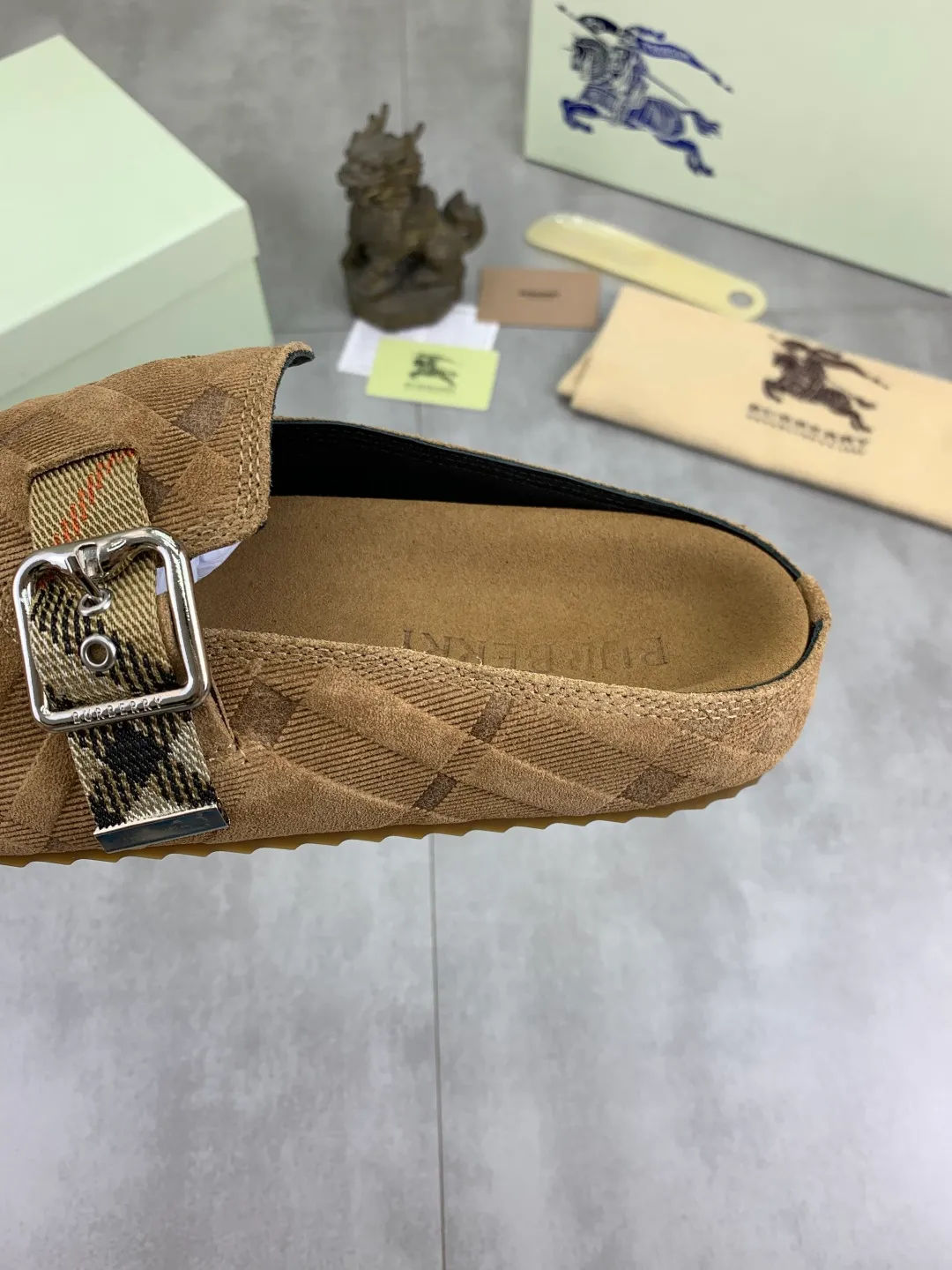 Men's Men's Shoes 💰P620 💰【New Style】Top Version 🆘【Burberry】New Burberry Slippers are on the market with perfect workmanship! 🔥Perfect shape and top quality🙈Non-slip and wear-resistant high-end rubber outsole👣Versatile and comfortable shoes, standard size: 39-45 (38 46 customized) 5️⃣colors available Top-quality packaging